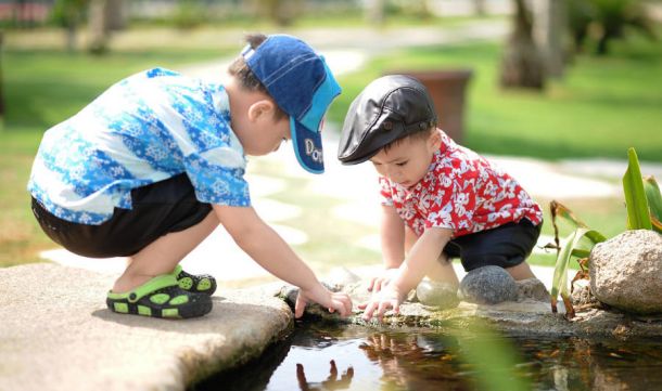 Niños jugando en el parque