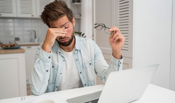 Persona con fatiga visual